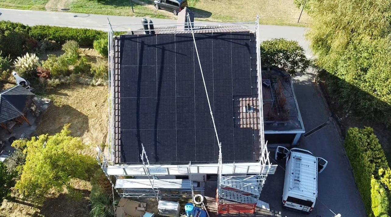 Panneaux solaires, batterie et pompe à chaleur pour une maison à Châbles